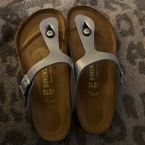 Birkenstock Gizah sandals in silver, size 37